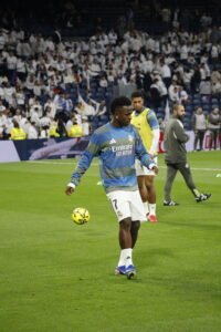 Vinícius Júnior controlando un balón con el pie durante los ejercicios de calentamiento previos al partido del Real Madrid.