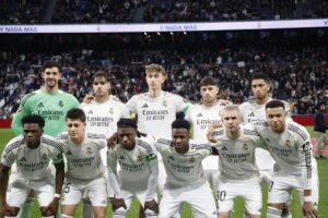 Formación del once titular del Real Madrid posando de frente en el césped antes del partido frente al Rayo Vallecano.
