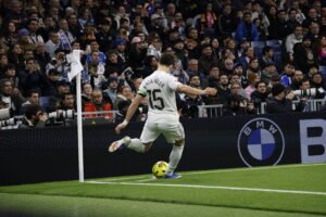 Arda Güler pateando el balón desde el banderín de córner durante el partido contra el Rayo Vallecano.