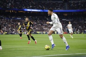 Kylian Mbappé controlando y conduciendo el balón en velocidad durante el partido contra el Rayo Vallecano.