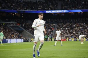 El mediocampista Fede Valverde disputando con intensidad el balón durante el partido entre el Real Madrid y el Rayo Vallecano en el Santiago Bernabéu.