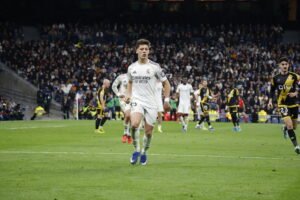 Arda Güler atento al balón durante el partido del Real Madrid frente al Rayo Vallecano en el Santiago Bernabéu.