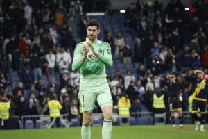 El portero Thibaut Courtois aplaudiendo a la afición en el Santiago Bernabéu tras finalizar el partido contra el Rayo Vallecano.