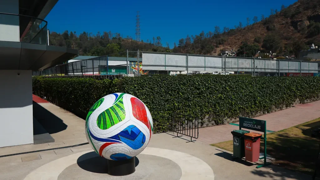 Escultura de un balón de futbol en las instalaciones del Centro de Alto Rendimiento de la Federación Mexicana de Futbol.